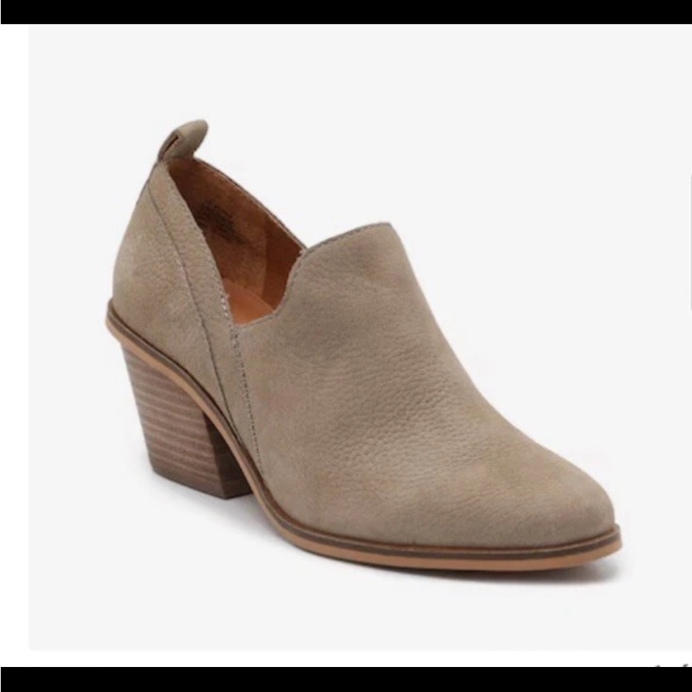 Lucky Brand Vennia suede booties tan color 9.5m  s34